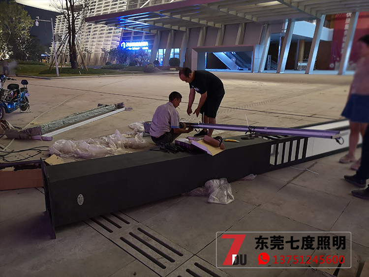 6米方形现代简约LED榴莲视频污版柱现场安装实拍图片